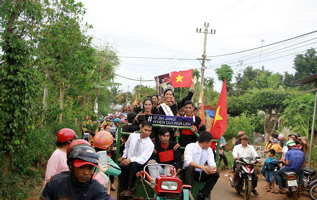 T&acirc;n hoa hậu được ch&agrave;o đ&oacute;n nồng nhiệt, c&ocirc; giương cao tấm bảng ghi t&ecirc;n bằng tiếng &Ecirc;đ&ecirc;
