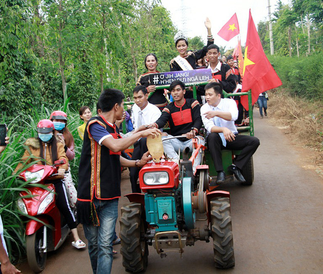 Xe m&aacute;y c&agrave;y chở Hoa hậu bị... hết dầu giữa đường