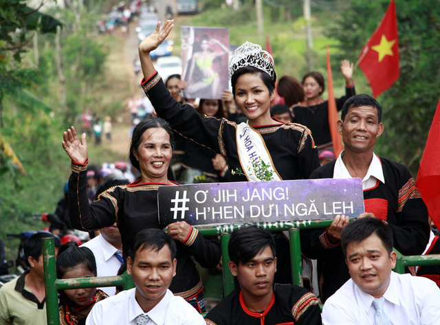 H'Hen Ni&ecirc; hạnh ph&uacute;c trước sự ch&agrave;o đ&oacute;n của người d&acirc;n bu&ocirc;n l&agrave;ng