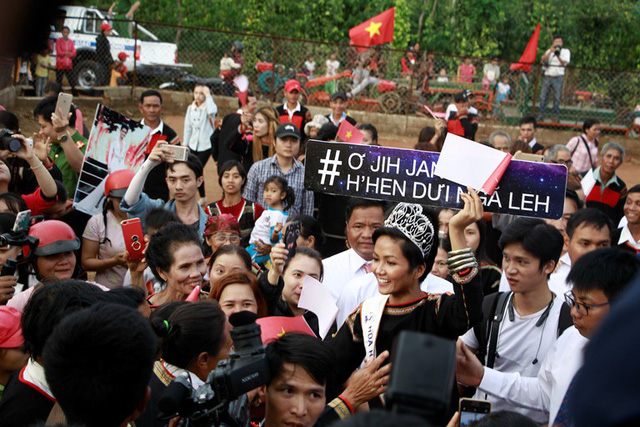 Hoa hậu được mọi người h&ocirc; vang t&ecirc;n