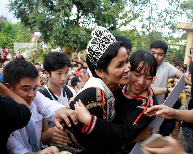 C&aacute;i &ocirc;m chặt Hoa hậu H'Hen Ni&ecirc; từ người quen l&acirc;u ng&agrave;y gặp lại