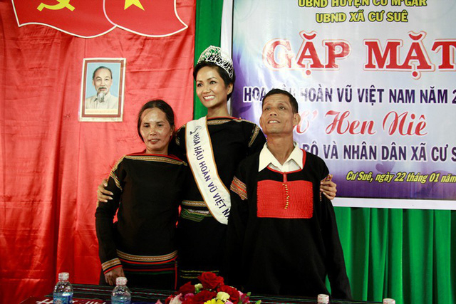 Người d&acirc;n x&atilde; Cư Su&ecirc; tổ chức buổi gặp mặt t&acirc;n Hoa hậu đầy &yacute; nghĩa