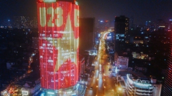 Hà Nội: Tòa cao ốc rực sáng với quốc kỳ cổ vũ đội tuyển U23 Việt Nam