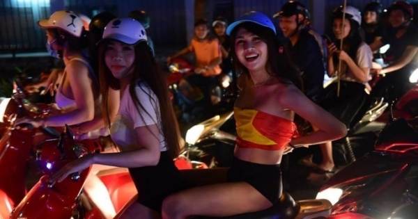 Dùng cờ cổ vũ bóng đá như thế nào là không phạm luật?