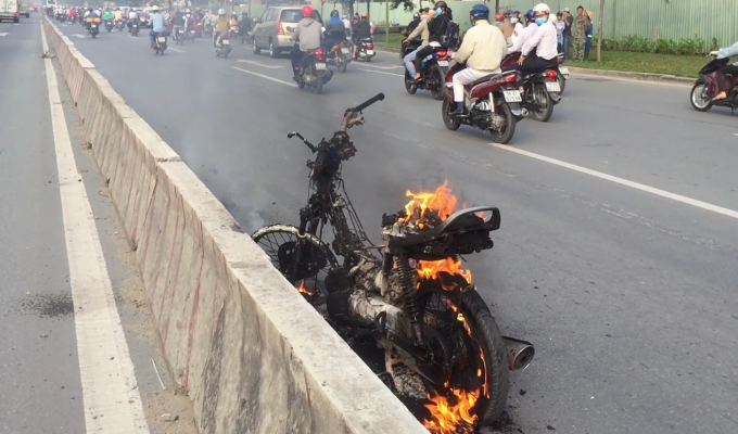 Xe m&aacute;y bốc ch&aacute;y dữ dội