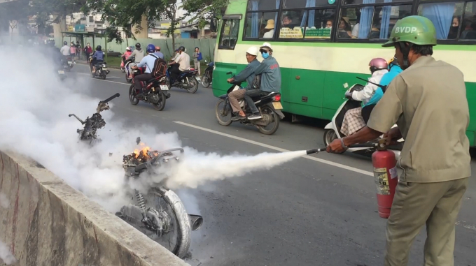 Lực lượng chức năng nhanh ch&oacute;ng dập lửa