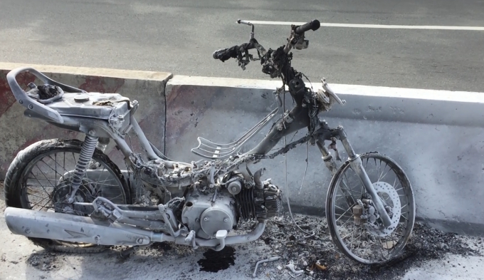 Xe m&aacute;y chỉ c&ograve;n trơ khung