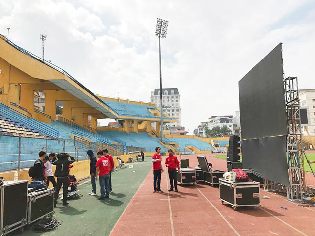 Đến trưa nay m&agrave;n h&igrave;nh cỡ lớn đ&atilde; được lắp đặt nhằm chuẩn bị&nbsp;phục vụ người h&acirc;m mộ.