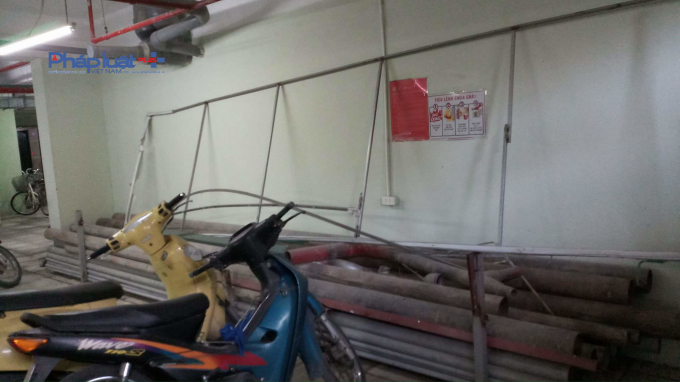 Một khu vực lắp đặt thiết bị PCCC bị vật liệu chắn ngang