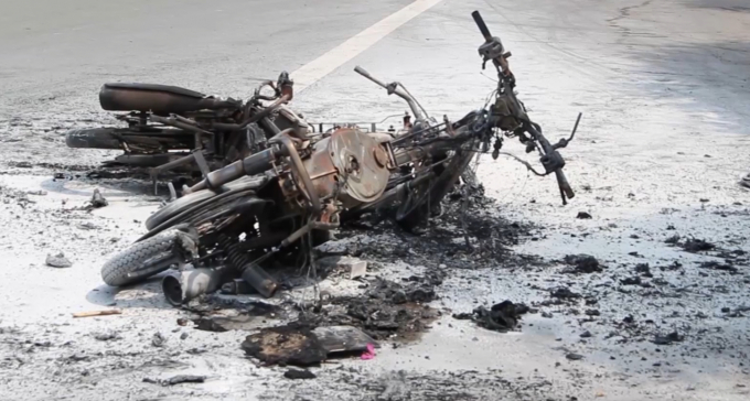 Hai xe hư hỏng ho&agrave;n to&agrave;n