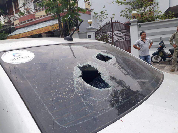 Người đ&agrave;n &ocirc;ng đi xe m&aacute;y đập ph&aacute; khiến &ocirc; t&ocirc; bị hư hỏng