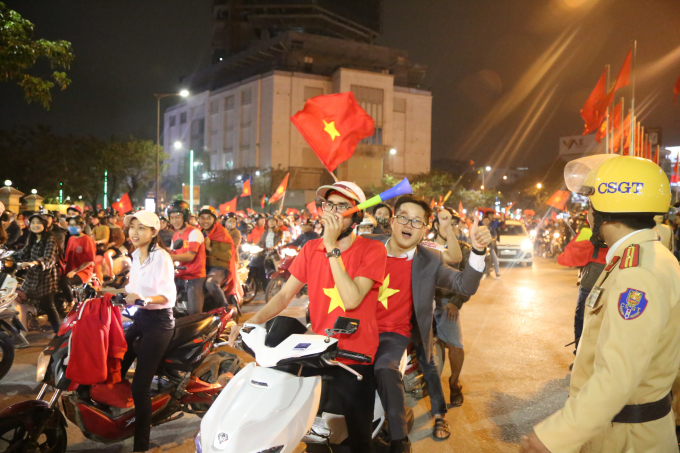 Lực lượng CSGT phối hợp điều h&ograve;a hướng dẫn giao th&ocirc;ng ng&atilde; sau trung t&acirc;m TP Huế.