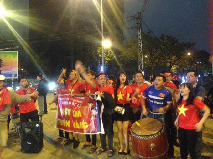 Một nh&oacute;m cổ động vi&ecirc;n đưng ven đường đ&aacute;nh trống thổi k&egrave;m mừng chiến thắng...