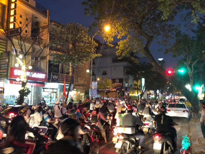 Ngay sau tiếng c&ograve;i kết th&uacute;c trận đấu, người d&acirc;n Đ&agrave; Nẵng đ&atilde; đổ ra đường ăn mừng.