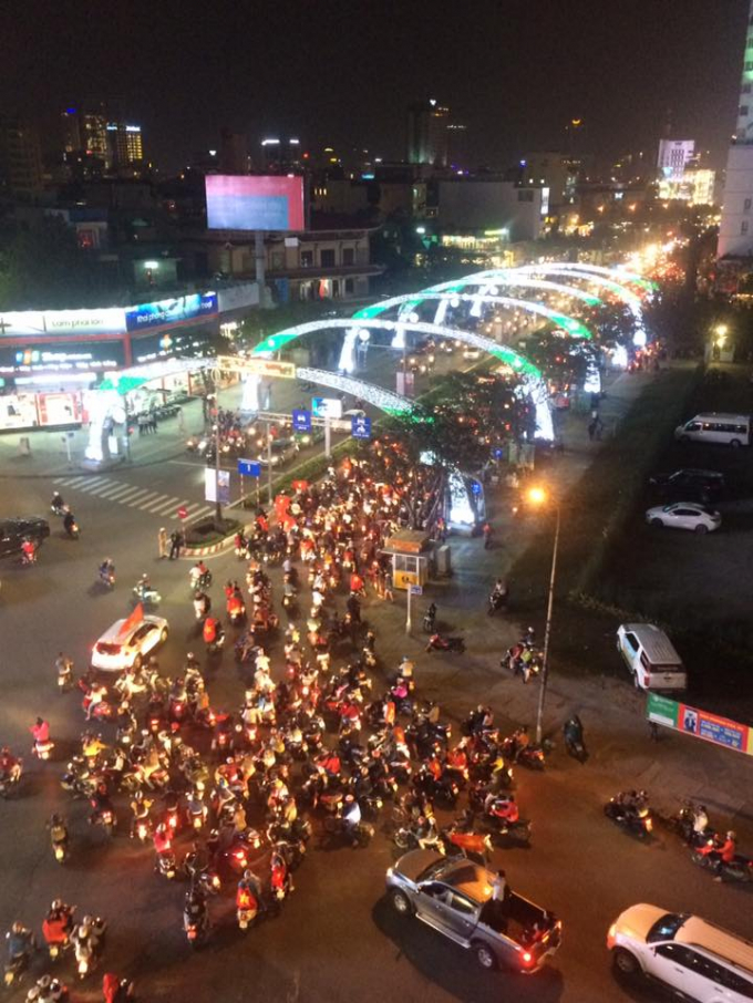 C&aacute;c trục đường ch&iacute;nh trung t&acirc;m th&agrave;nh phố l&agrave; nơi người d&acirc;n lựa chọn ăn mừng th&agrave;nh c&ocirc;ng của U23 Việt Nam. Ảnh: F.B.