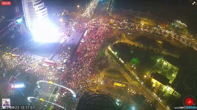 H&igrave;nh ảnh đường Nguyễn Văn Linh, cầu Rồng chật n&iacute;ch fan h&acirc;m mộ ăn mừng.