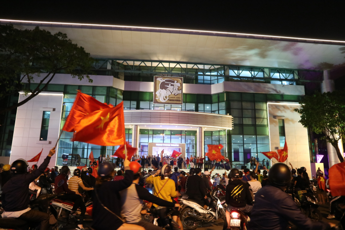 Niềm vui chiến thắng, hạnh ph&uacute;c lan tỏa khắp th&agrave;nh phố. Ảnh: Bảo Th&ugrave;y.