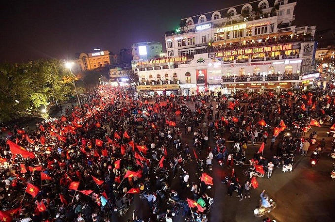 Khu vực hồ Ho&agrave;n Kiếm lu&ocirc;n l&agrave; nơi được nhiều người h&acirc;m mộ tập trung để ăn mừng chiến thắng.