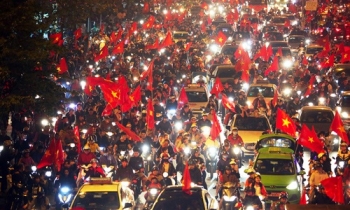 Sếp ngân hàng, địa ốc chi tiền đưa nhân viên đi cổ vũ U23 đá chung kết