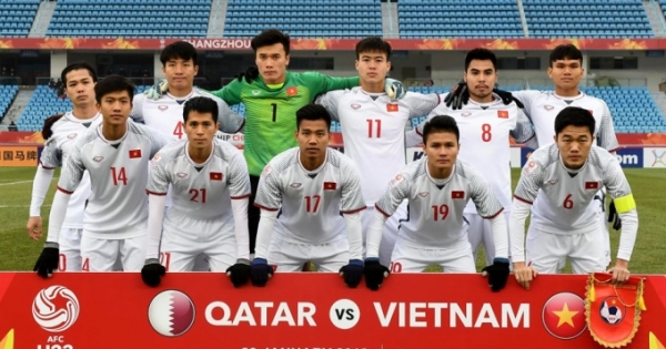 Ông Trịnh Văn Quyết - Chủ tịch FlC thưởng nóng thủ mốn Tiến Dũng và U23 Việt Nam