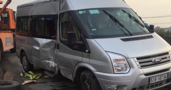 Bình Dương: Ô tô 16 chỗ lật nhào trên quốc lộ 1