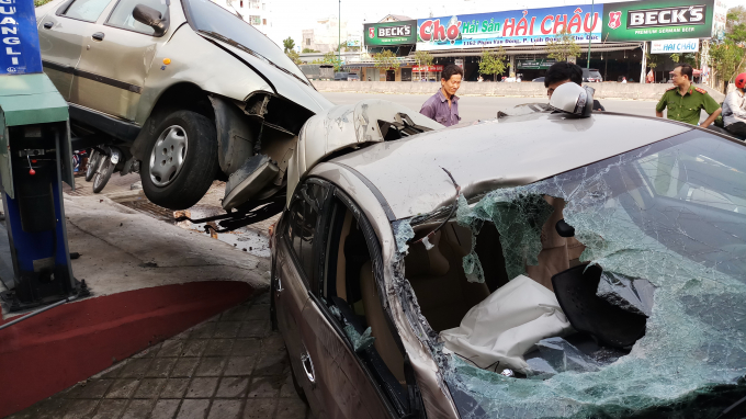 T&uacute;i kh&iacute; bung ra ngo&agrave;i.