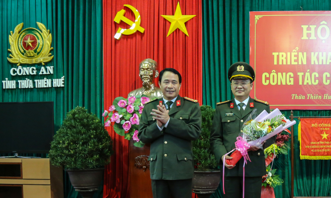 Đại t&aacute; L&ecirc; Quốc H&ugrave;ng &ndash; Gi&aacute;m đốc C&ocirc;ng an tỉnh TT Huế đ&atilde; nhiệt liệt ch&uacute;c mừng Trung t&aacute; Nguyễn Thanh Tuấn tr&ecirc;n cương vị mới.&nbsp;