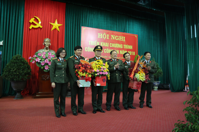 C&aacute;c đồng ch&iacute; l&atilde;nh đạo Tổng cục, cục nghiệp vụ, Bộ C&ocirc;ng an tặng hoa ch&uacute;c mừng đồng ch&iacute; &nbsp;Nguyễn Thanh Tuấn - t&acirc;n Ph&oacute; Gi&aacute;m đốc C&ocirc;ng an tỉnh TT.Huế.