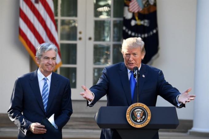 Tổng thống Mỹ Donald Trump (phải) ph&aacute;t biểu tại lễ bổ nhiệm T&acirc;n Chủ tịch FED Jerome Powell (tr&aacute;i) ở Vườn Hồng tại Washington DC.