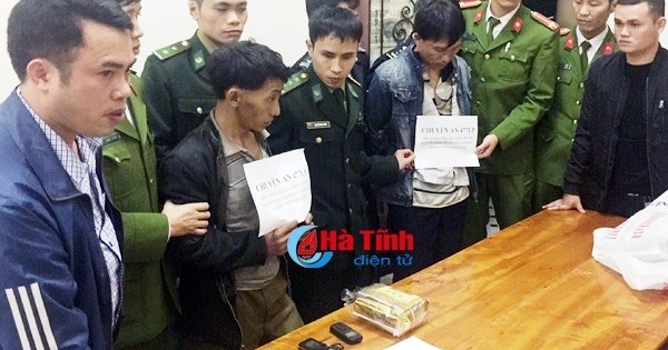 Hà Tĩnh: Bắt 2 đối tượng người lào "ẵm" 1kg ma túy đá