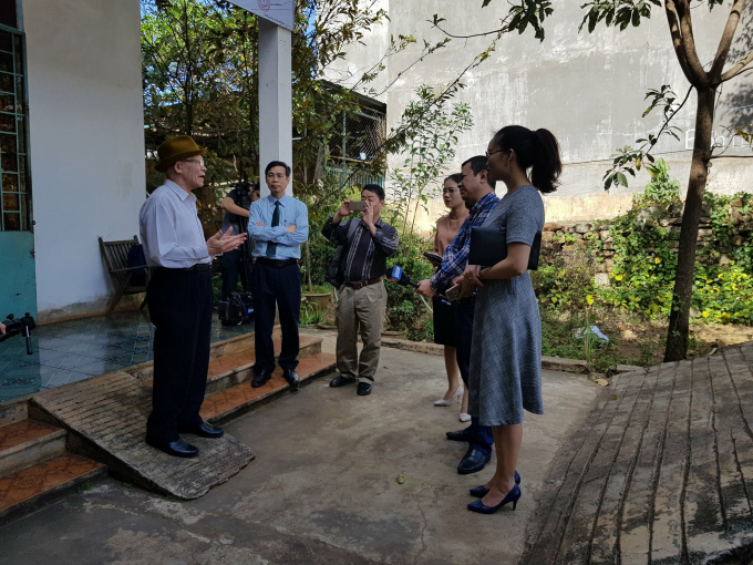 &Ocirc;ng Nguyễn L&acirc;m S&aacute;u, tr&uacute; tại phường Kh&aacute;nh Xu&acirc;n, TP Bu&ocirc;n Ma Thuột, tỉnh Đắk Lắk đang trao đổi với ph&oacute;ng vi&ecirc;n v&agrave; Luật sư về sự việc li&ecirc;n quan đến việc oan sai của m&igrave;nh.