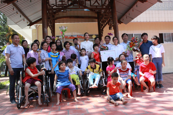&Aacute; hậu Ho&agrave;ng Th&ugrave;y mang y&ecirc;u thương đến trẻ em khuyết tật Củ Chi