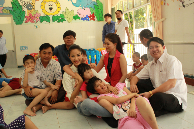 &Aacute; hậu Ho&agrave;ng Th&ugrave;y mang y&ecirc;u thương đến trẻ em khuyết tật Củ Chi
