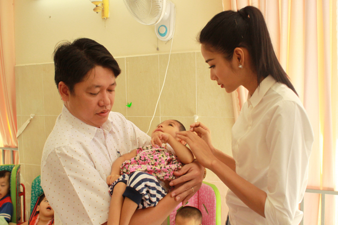 &Aacute; hậu Ho&agrave;ng Th&ugrave;y mang y&ecirc;u thương đến trẻ em khuyết tật Củ Chi