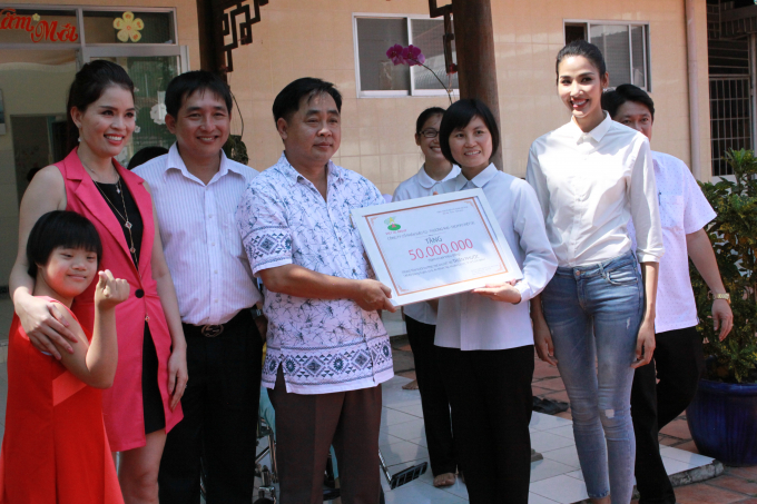 &Aacute; hậu Ho&agrave;ng Th&ugrave;y mang y&ecirc;u thương đến trẻ em khuyết tật Củ Chi