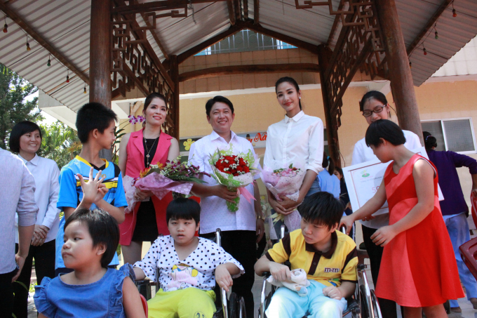 &Aacute; hậu Ho&agrave;ng Th&ugrave;y mang y&ecirc;u thương đến trẻ em khuyết tật Củ Chi