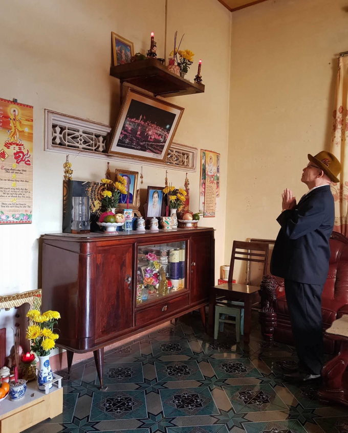 &Ocirc;ng Nguyễn L&acirc;m S&aacute;u thắp hương b&aacute;o c&aacute;o với tổ ti&ecirc;n m&igrave;nh được