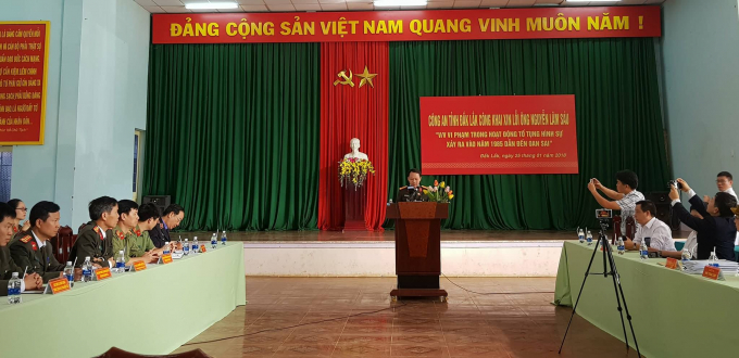 Đại diện&nbsp;C&ocirc;ng an tỉnh Đắk Lắk th&ocirc;ng tin về nội dung buổi xin lỗi.