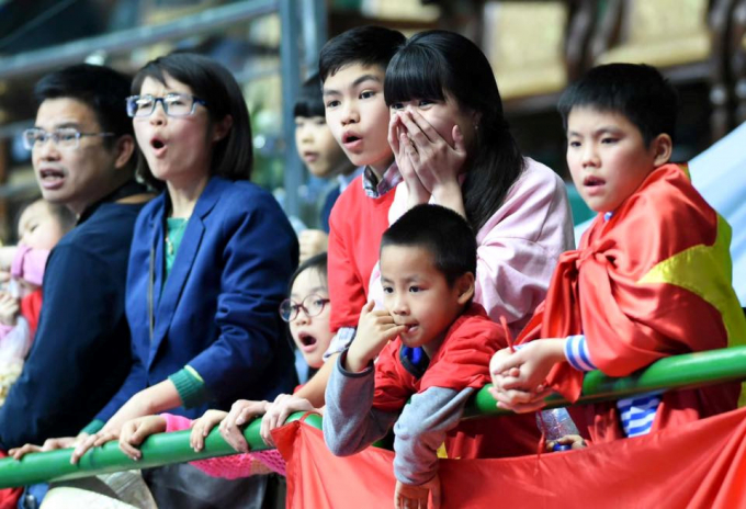 Cộng đồng người Việt tại Uzbekistan cổ vũ đội tuyển Futsal Việt Nam trong giải đấu tổ chức ở Tashkent năm 2016. Ảnh:&nbsp;NVCC.