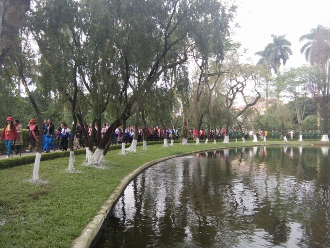 Sau khi rời Lăng B&aacute;c, c&aacute;c em được tham quan ng&ocirc;i nh&agrave; s&agrave;n đơn sơ &ndash; nơi B&aacute;c từng sống, ngắm nh&igrave;n ao c&aacute;, vườn c&acirc;y Người từng tự tay chăm s&oacute;c.&nbsp;