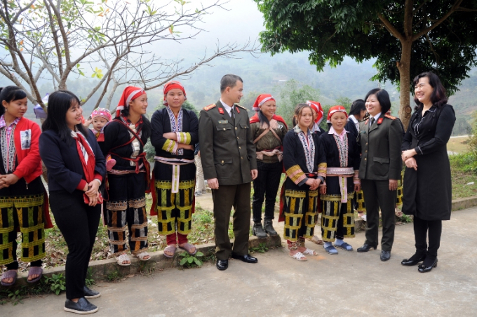 Đo&agrave;n c&ocirc;ng t&aacute;c tranh thủ thăm hỏi b&agrave; con trước khi trao qu&agrave;