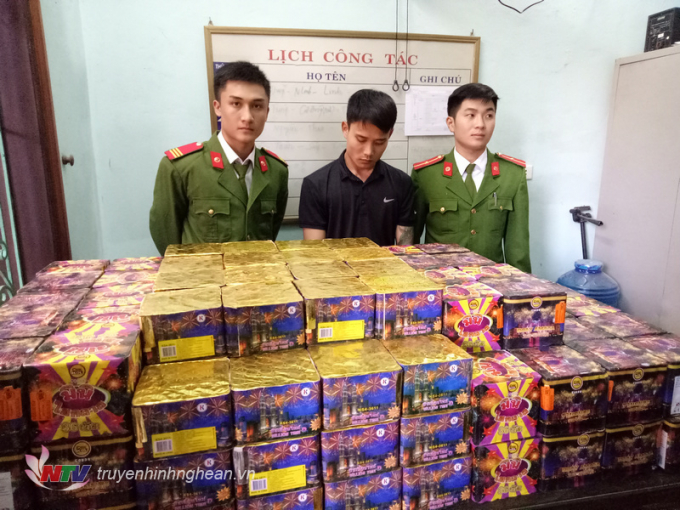 Đối tượng Đặng Ngọc Tuấn Anh c&ugrave;ng tang vật tại C&ocirc;ng an thị x&atilde; Th&aacute;i H&ograve;a. (Ảnh: Truyền h&igrave;nh Nghệ An)