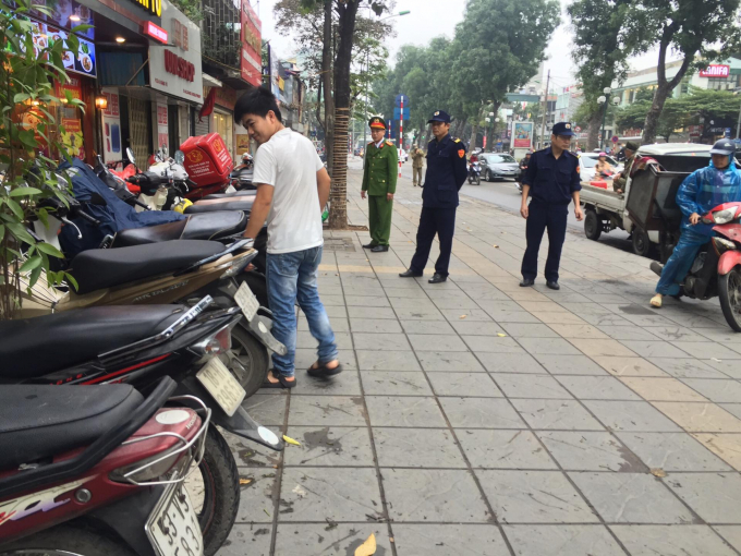 Lực lượng C&ocirc;ng an phường ra qu&acirc;n tại tuyến phố Giảng V&otilde;.