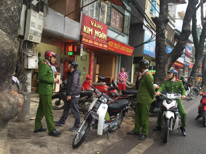 Xử l&yacute; c&aacute;c trường hợp b&agrave;y b&aacute;n ra vỉa h&egrave; tại tuyến phố Đ&ecirc; La Th&agrave;nh.