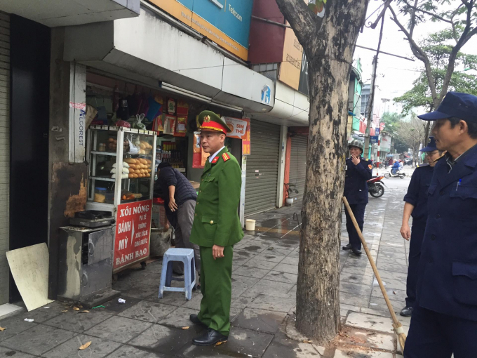 Kh&ocirc;ng những xử l&yacute; m&agrave; c&ocirc;ng an phường Giảng V&otilde; c&ograve;n tuy&ecirc;n truyền vận động người d&acirc;n thực hiện đ&uacute;ng ph&aacute;p luật.