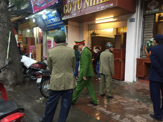 Ki&ecirc;n quyết xử l&yacute; c&aacute;c trường hợp kinh doanh tr&ecirc;n vỉa h&egrave; tuyến đường Đ&ecirc; La Th&agrave;nh.