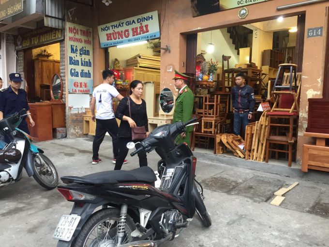 Tuyến phố Đ&ecirc; La Th&agrave;nh c&oacute; nhiều hộ kinh doanh đồ gỗ hay sử dụng phần vỉa h&egrave; để b&agrave;y b&aacute;n sản phẩm.