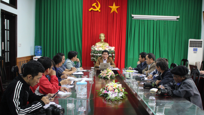 &Ocirc;ng Trương Ho&agrave;i Anh - Chủ tịch UBND huyện Kr&ocirc;ng Năng th&ocirc;ng tin trước b&aacute;o ch&iacute; về vụ việc.