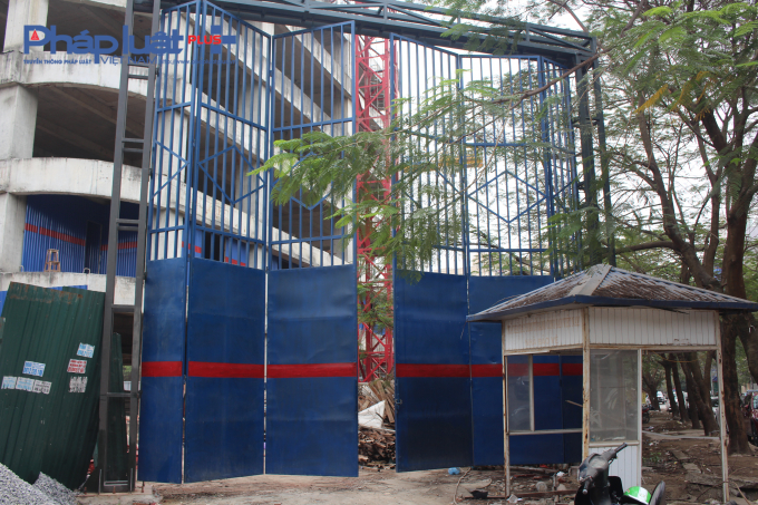 Tuy nhi&ecirc;n, d&ugrave; đ&atilde; được đổi t&ecirc;n nhưng dự &aacute;n vẫn chưa c&oacute; dấu hiệu được thi c&ocirc;ng trở lại, cửa ph&ograve;ng bảo vệ kh&ocirc;ng c&oacute; người l&agrave;m việc.