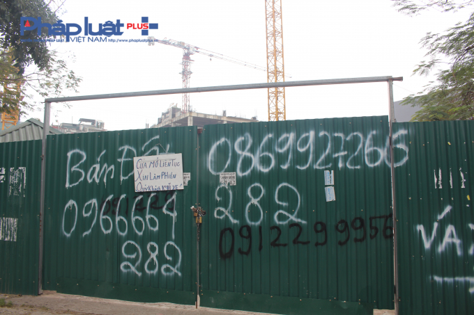 Phần đất xung quanh dự &aacute;n vẫn im ắng v&agrave; được r&agrave;o t&ocirc;n k&iacute;n